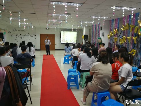 〖交汇点〗暖心，bat365官方网站老师用“最后一课”欢送毕业生